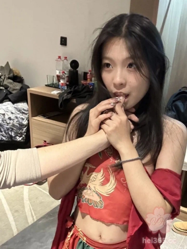 极品妹妹被包养流出 骚的很各种情趣装 户外楼梯间野战 不愧是伺候金主的 太专业了！ 3