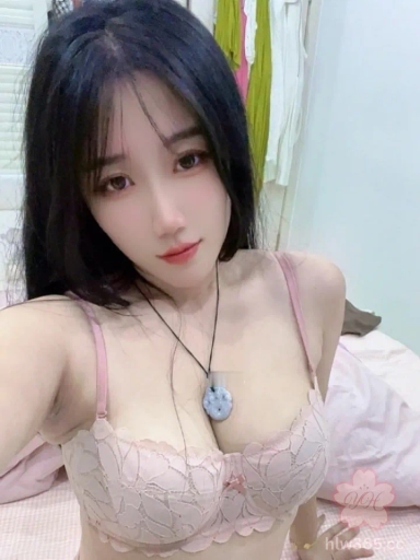 抖音网红 末世唧唧 丰乳肥臀可甜可御嫩妹 早期露脸抠逼自慰 木瓜般巨乳让人垂涎欲滴！ 1