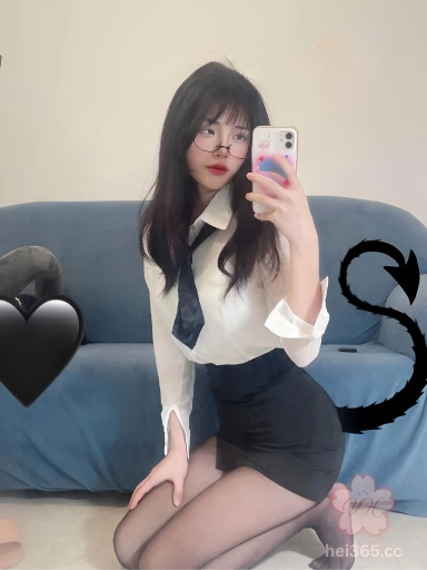 第一视角拍摄办公桌前后入猛操性感大屁股 黑丝翘臀高难度姿势堪称移动飞机杯 后入控必看！ 1