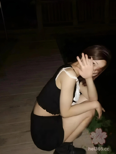 某校拜金女大学生 开迈巴赫惊艳校园 自信魅力引爆全场 时尚造型与豪车气场完美融合 2