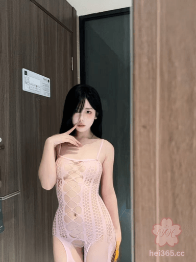 OnlyFans大尺度福利视频泄露成为网络焦点,她以九头身比例和F罩杯巨乳惊艳! 2