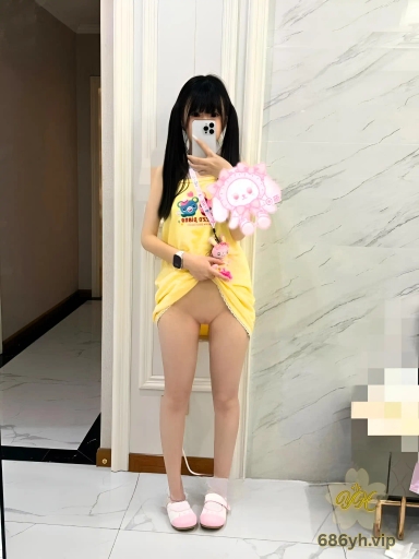OnlyFans福利订阅顶流 身穿JK装与开裆丝袜被金主爸爸爆操不停 蜜桃臀被金主爆操看着真是刺激! 3