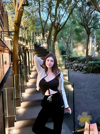 台湾高颜值母狗 Vivian 线下伺候金主爸爸 深情口交黑丝开裆裤性爱 最后尿了一床! 2