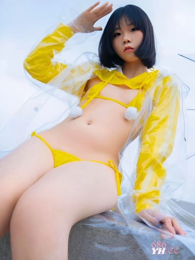 小栗奈雨中天台cos表演 户外自然光影与精致服装演绎角色魅力的独特视觉盛宴 展现动漫角色灵魂 1