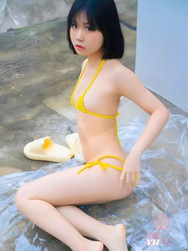 小栗奈雨中天台cos表演 户外自然光影与精致服装演绎角色魅力的独特视觉盛宴 展现动漫角色灵魂 2
