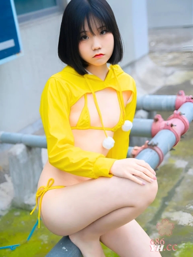 小栗奈雨中天台cos表演 户外自然光影与精致服装演绎角色魅力的独特视觉盛宴 展现动漫角色灵魂 3
