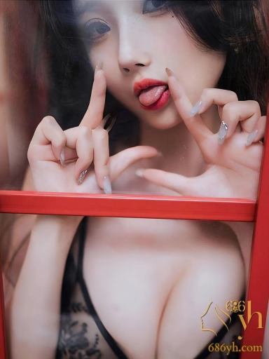 国产高颜女神 凉凉子 穿真丝半透睡裙 吊带黑丝 在床上轻微扭动性感躯体 完全就是美艳小妈啊 2