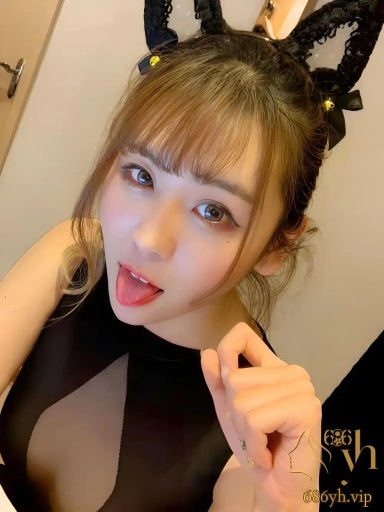 成都小母狗背着男友跪舔认主！露脸深喉技艺高超 插着肛塞被主人狂抠骚穴 骚态尽显！ 1