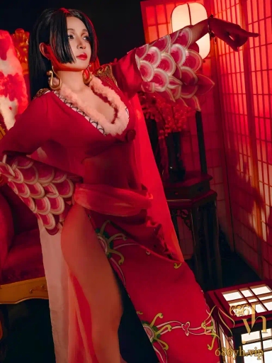 极品福利姬 UmekoJ 最新写真 COS海贼王女帝 蜂腰巨乳尽显火辣身材 瞬间点燃内心欲望！ 3