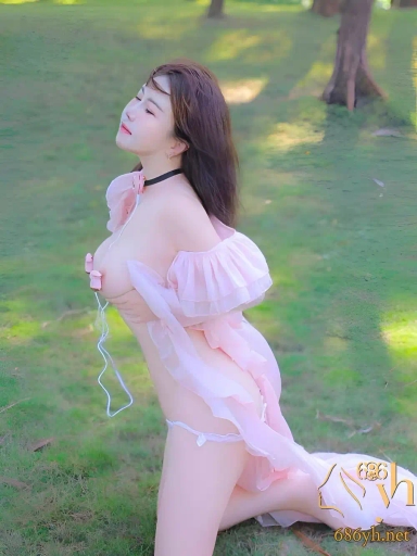 秀人网学生妹 小薯条 粉纱诱惑写真 电动乳夹漏点自慰 沙滩带狗链露出 诱惑十足！ 3