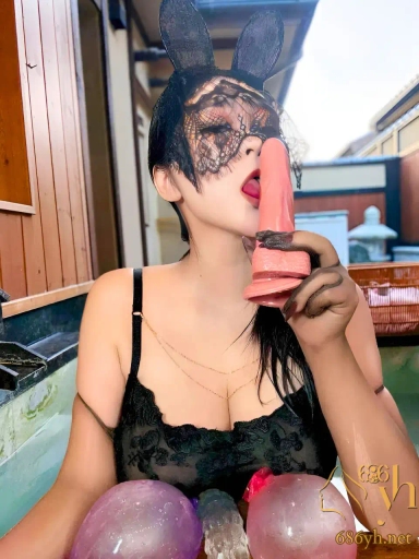 微博福利姬 瑶瑶摇摇摇 圣诞炮机自慰福利 巨乳狂晃情趣装诱惑拉满 掰开粉嫩骚穴塞进高速炮机 喷汁四溅！ 2