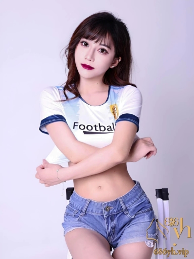清纯窈窕身材美少女 拍摄足球宝贝写真没钱付 只能肉偿摄影师 女上位淫穴爆吸肉屌 操得妹妹喊救命 1