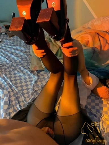上海清纯学生妹 章楠鑫 天生淫骚性欲极强 主动送逼上门求操 紧致白虎穴堪称榨精神器！ 1