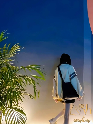 广州某大学大三学姐极限反差用自己的裸体对镜骚拍，一脸的母狗样就是欠操～ 2