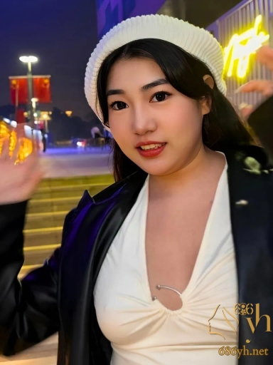 毕业到报社的实习经历 下雨天被迫去老师家 眼神已经出卖了一切 我们俩人同时到达了性的高潮！ 2
