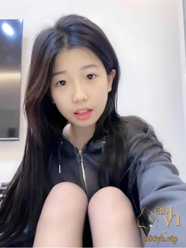 清纯网红 小羊咩咩 福利姬身份被扒 卖私定捞金秒变小淫娃 全裸揉奶玩穴 阴毛黑黑一看就浪的不行！ 3