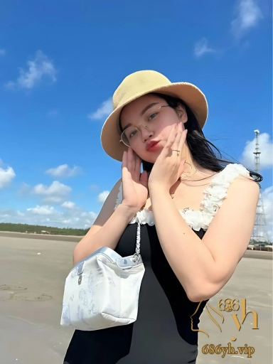 广西老表和越南媳妇激情自拍泄露 媳妇发现被拍娇羞打人 转头女上位狂扭骚逼 2
