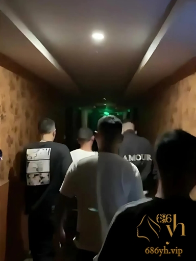 原配带兄弟抓奸现场直击 奸夫被大嘴巴狂抽耳光 打得鼻青脸肿跪地求饶 太解气了 1