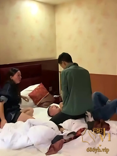 原配带兄弟抓奸现场直击 奸夫被大嘴巴狂抽耳光 打得鼻青脸肿跪地求饶 太解气了 3