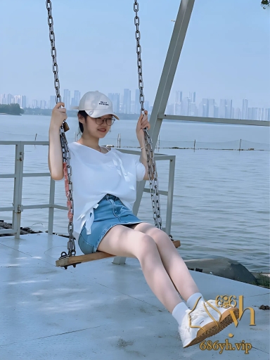 武汉眼镜妹 李恩 被金主圈养爆操 屁股高翘大力直抽 看似清纯实则淫荡母狗 2