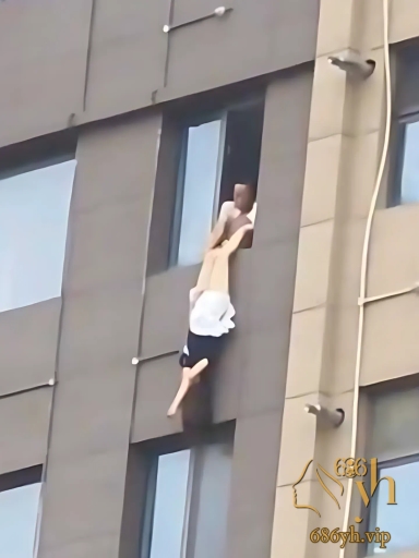 快手主播 猪猪 直播跳楼事件 轻松互动逐渐演化起哄闹剧 高空坠落令人心惊胆战 2