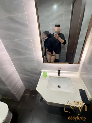 海角乱伦大神极品堂妹 送堂妹跟朋友聚会 等到半夜在ktv里强上了醉酒的堂妹 3