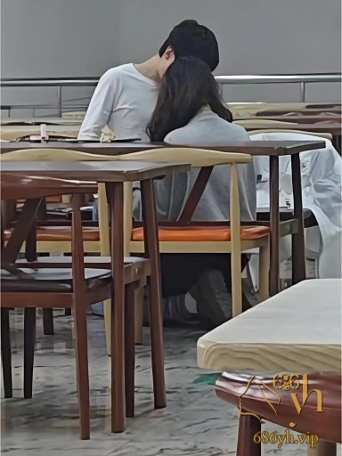 大学生情侣上演食堂激情 镜头前舌吻调情毫不避讳羡煞众人 1
