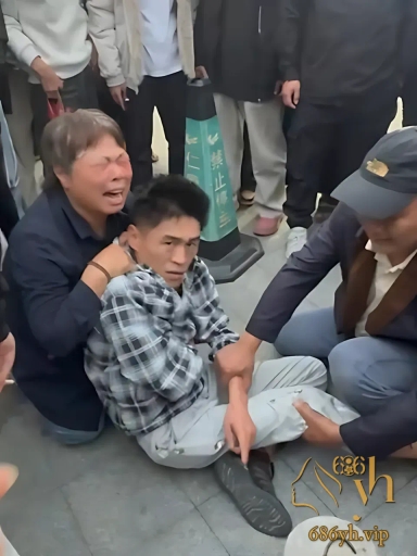 揭阳桥南 人贩子偷小孩 其中一名被当场抓获 孩子奶奶哭成泪人 群众呼吁打死人渣！ 3