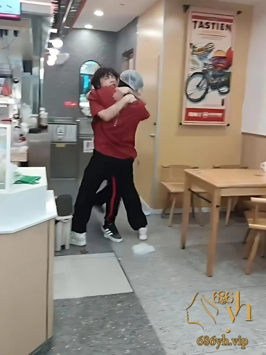 塔斯汀店内员工大乱斗 俩小伙互殴爆头 阿姨若无旁人淡定做汉堡 堪称敬业典范！ 2