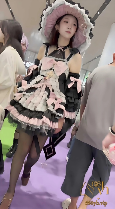 漫展抄底黑丝洛丽塔美女 长腿辣妹美臀诱惑十足 内裤夹逼超级色气 1