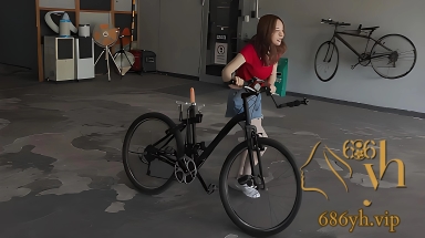 AV解说 小仓由菜 超变态玩法 魔改自慰自行车 大街上直接边骑边抽插到高潮 1