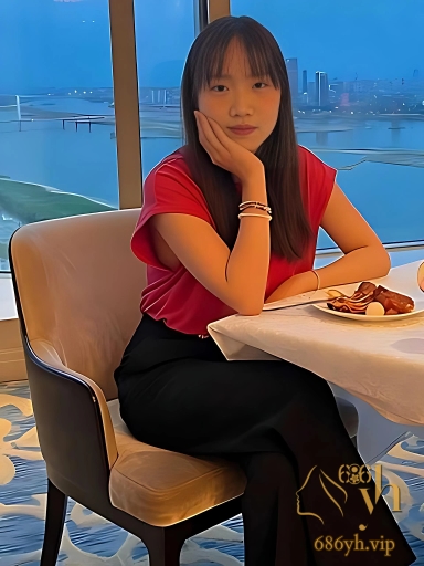 江西南昌 郑思影 与猥琐眼镜男酒店开房 沙发到大床疯狂抽插高速不停！ 1
