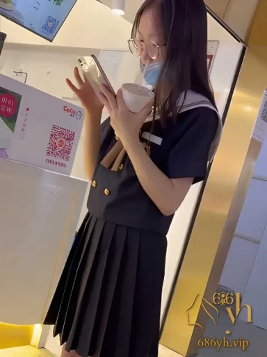 街头偷拍抄底视频 高颜妹子裙底风光暴露无遗 连同闺蜜肥臀一起看光 一箭双雕！ 2