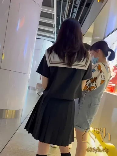 街头偷拍抄底视频 高颜妹子裙底风光暴露无遗 连同闺蜜肥臀一起看光 一箭双雕！ 3