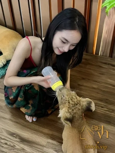 新加坡文艺女孩 Aryna 赴华看画展被富哥相中 花重金开房约操 两人共度一夜春宵！ 2