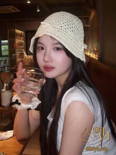 反差学妹 Grace 约炮私拍流出 露脸舔屌车震骑乘 与男友通话被扣穴 骚的毫不避讳 2